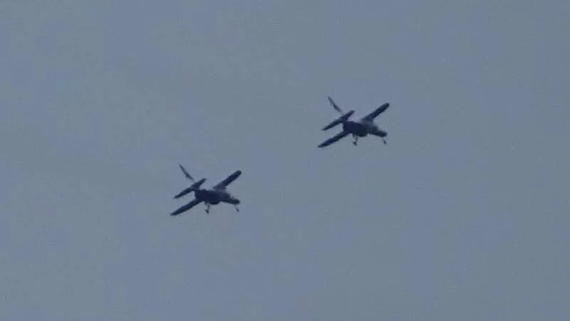 松島基地へ帰投するブルーインパルスのT-4 2機。脚を下ろして着陸に向かうところ(2026年9月27日夕方・当サイト運営者撮影)